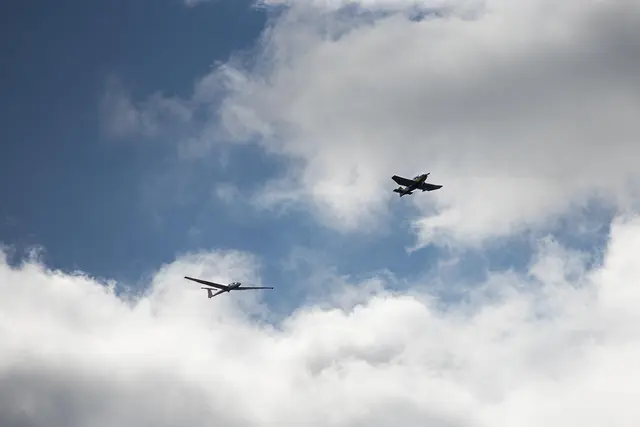 Zwei Flieger am Himmel