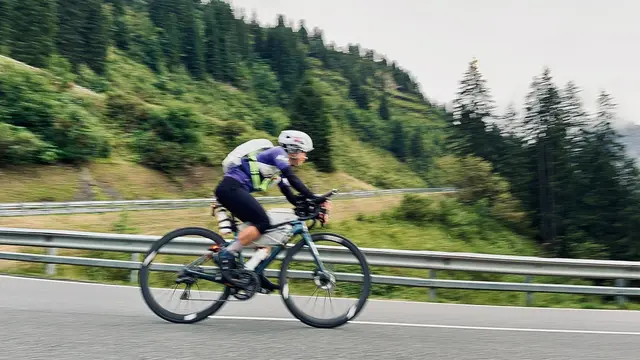 Radfahrerin auf Bergstraße