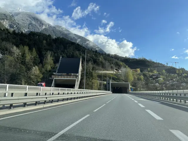 Bei einem Auffahrunfall im Perjentunnel auf der S16 bei Stanz wurden am Dienstagmittag zwei Personen leicht verletzt. An beiden Fahrzeugen entstand erheblicher Sachschaden, während der Unfallaufnahme kam es zu Verkehrsbehinderungen. | Foto: Othmar Kolp