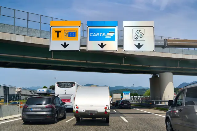 Seit Anfang Juni können Autofahrer auf Italiens Autobahnen unter bestimmten Voraussetzungen eine Rückerstattung der Maut erhalten, wenn sie wegen Baustellen lange im Stau stehen. Bild: Schilder an einer Mautstation in Italien zeigen Fahrspuren für Telepass, Kartenzahlung und Barzahlung, Reiseverkehr auf der Autobahn. | Foto: APA-Images / ChromOrange / Michael Bihlmayer
