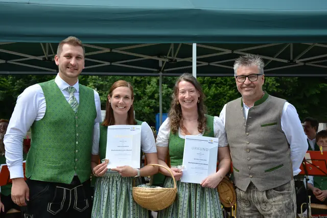 Großbichler Harald, Dobesberger Tanja, Farfeleder Michaela, Forster Josef 
Die Marketenderinnen erhielten am Tag der Blasmusik ihr Marketenderinnen - Abzeichen. | Foto: Melanie Höfinger