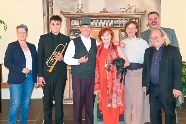 Vizebürgermeisterin Gabriela Dietl, Michael Grabner (Trompete), Christoph Marcik, Uschi Nochieri, Sabine Halbwirth, Bürgermeister Ing. Franz Holzer und Karl Schaupp (Klavier). | Foto: Stadtgemeinde Gföhl