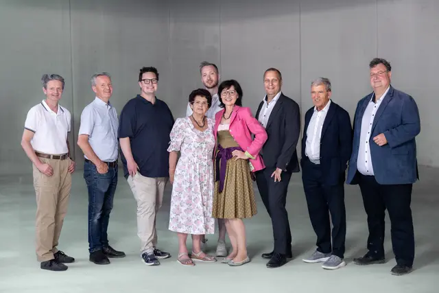 Von links: Helmut Edtbauer, Roland Edtbauer, Bmst. Otto Philipp Obernberger, Eva Edtbauer, Doris Edtbauer, Georg Edtbauer, Arnold Mayrhofer, Hans-Robert Parzer, Oliver Haiderer.  | Foto: Max Habich