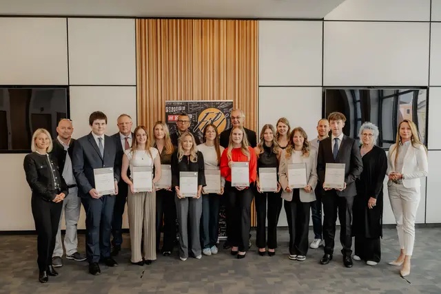 Nicole Wagner (WKNÖ), Hannes Doppler (Wiener Städtische Versicherung AG), Thomas Zellhofer, WKNÖ-Spartengeschäftsführer Rudolf Klopsch (Bank und Versicherung), Julia Hinterndorfer, Yvonne Brandtner, Herbert Kolinski (HAK Zwettl), Fiona Wagner, Laura Gilhofer, Heinz Traxler (HAK Zwettl), Nina Leopoldseder, Maria Hirnschall, Christiana Broidl (HAK Zwettl), Bianca Grabner, Julian Mitteröcker (HAK Zwettl), Leon Astleitner, Direktorin Martina Dorfinger (HAK Zwettl) und Victoria Pagowski, Mitglied der Spartenkonferenz (WKNÖ, Sparte Bank und Versicherung) (v.l.). | Foto: Kathrin Stauber