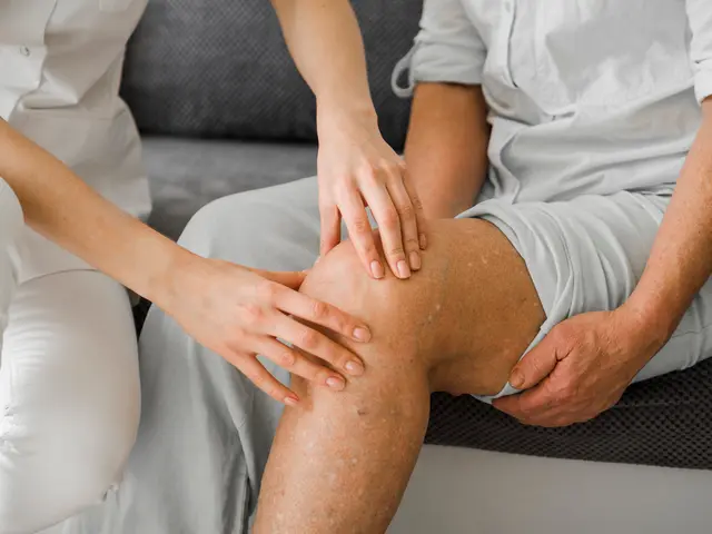 Orthopäde untersucht Knie eines Patienten