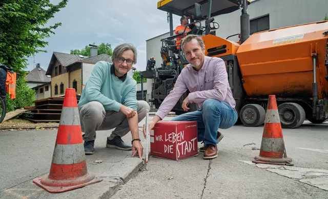 Umbau für bessere Barrierefreiheit in der Fasaneriestrasse. Im Bild: Peter Ebner (Behindertenbeauftragter Team Vielfalt), Herbert Seebauer (Bauhof) | Foto: Stadt Salzburg/Alexander Killer