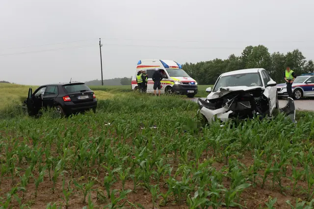 Nach einem Kreuzungscrash in Sattledt landen beide Unfallfahrzeuge im angrenzenden Feld.