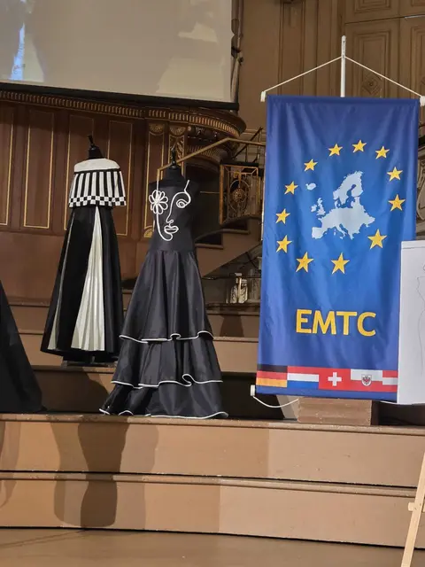Das Haute Couture Kleid mit dem Gesicht wurde auf der Bühne präsentiert, es  war der Beitrag der Haute Couture Award 2025 von Andrea Mandl - Binder.  | Foto: Privat