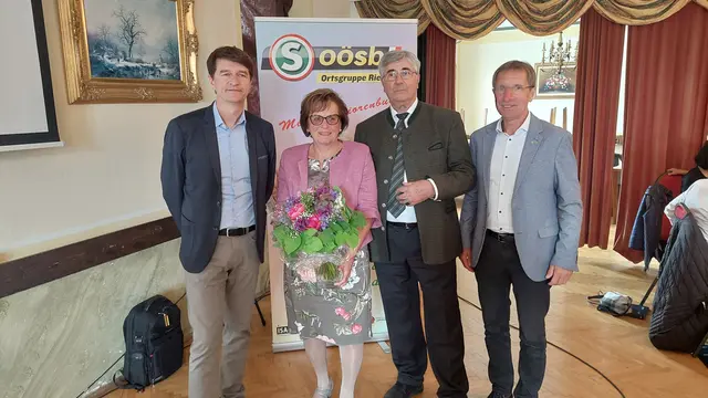 Vizebürgermeister Martin Peterseil, neue Obfrau Gabriele Viertbauer, scheidender Obmann Peter Langeder, Bezirksobmann Tommy Lindner (von links nach rechts). | Foto: Seniorenbund Ried/Riedmark
