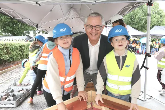WK Schwaz Leiter Stefan Bletzacher schaute bei den "Schwarzarbeitern" an der Baustelle vorbei.