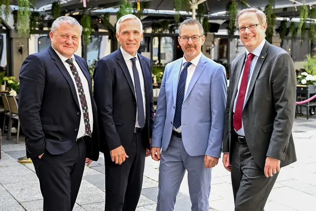 Florian Hagenauer (Präsident Limak), Gerhard Leitner (Geschäftsführer Limak), Univ. Prof. Robert Breitenecker (Wissenschaftlicher Leiter Limak) und Univ. Prof. Stefan Koch (JKU-Rektor). | Foto: Limak