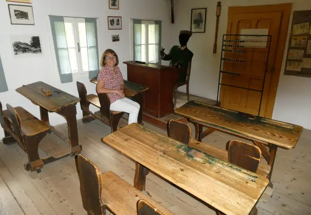 Gigi im Original-Schulzimmer der Waldschule von Peter Rosegger 
