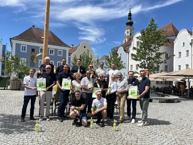 Die beteiligten Gastronomen, Vertreter der Serviceclubs sowie der WKO-Schärding rühren gemeinsam die Werbetrommel für die Charity-Aktion. | Foto: WKO Schärding