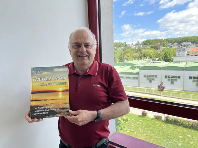 Der Deutschkreutzer Sachbuchautor Dr. Josef Fally mit seinem jüngsten Buch über den Neusiedler See | Foto: Gesa Buzanich