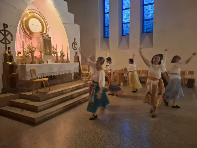 Musik, Texte und Tanzelemente prägten das Programm in der Pfarrkirche. | Foto: Barbara Buchinger/Pastorale Dienste