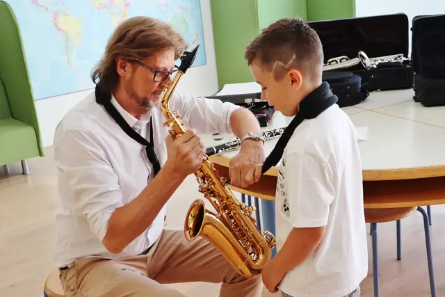 Passt das Instrument zu mir? Um das herauszufinden, muss man es einmal ausprobieren. Das ist beim Tag der offenen Tür in der Musikschule Fernitz-Mellach möglich. | Foto: Edith Ertl