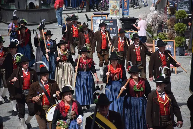 Der große Festumzug durch die Kufsteiner Innenstadt begeisterte zahlreiche Zuschauerinnen und Zuschauer.  | Foto: UTV