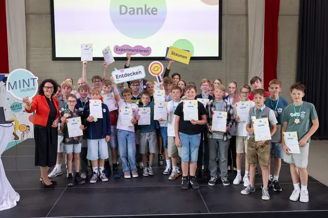 Alle Finalistinnen und Finalisten der MINT Challenge 2026 mit Landesrätin Daniela Gutschi (links). | Foto: Innovation Salzburg/Benedikt Schemmer