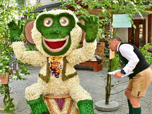 der Affe im Kopf (Caro Fux) wird von der Jura begutachtet
