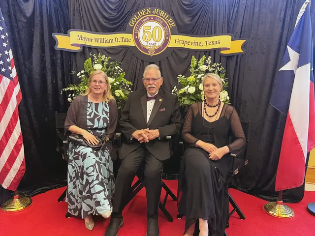 Kulturgemeinderätin Elisabeth Kreuzhuber gratulierte in Vertretung von Bürgermeister Peter Molnar dem Jubilar Bürgermeister William D. Tate zum Goldenen Jubiläum. Präsidialamtsleiterin schloss sich den Wünschen an (v.li.n.re.) | Foto: Stadt Krems