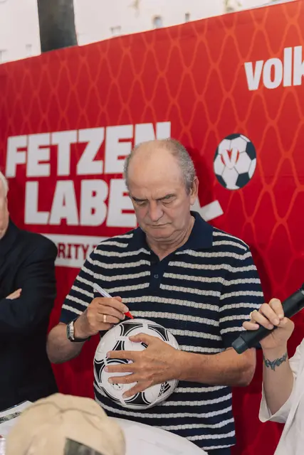 Bereits zum Stift griff beispielsweise Fußball-Legende Herbert Prohaska. | Foto: Volkshilfe Wien