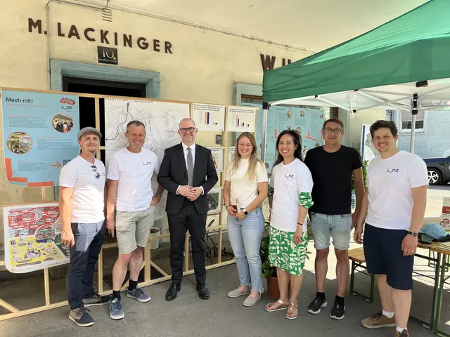 Bürgermeister Dietmar Prammer (3. v. li.) besuchte unter anderem die Franckviertel-Kiosk.