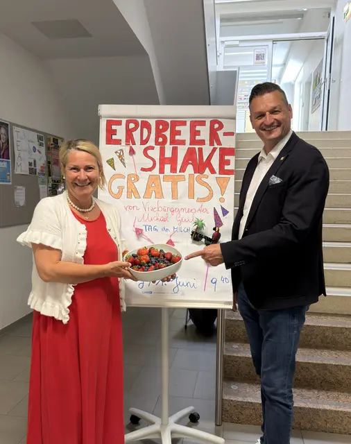 Mittelschule feiert Weltmilchtag mit Erdbeershakes