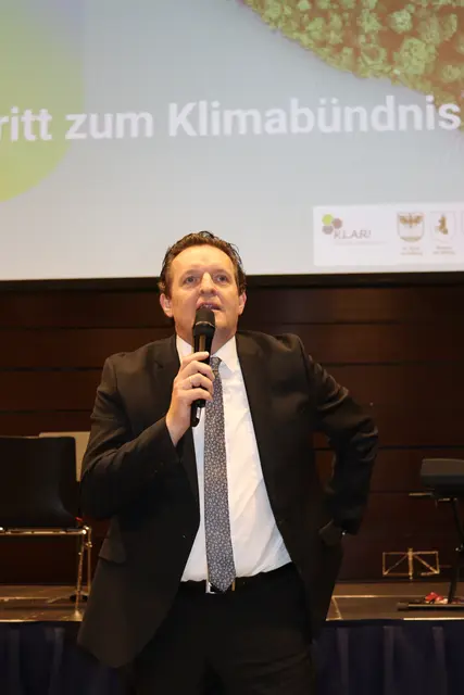Landesrat René Zumtobel verlieh den Stanzertaler Bildungseinrichtungen "twelve points."  | Foto: Elisabeth Zangerl