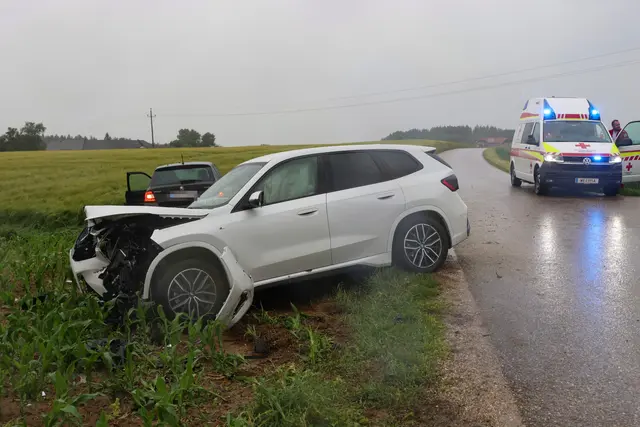Nach einem Kreuzungscrash in Sattledt landen beide Unfallfahrzeuge im angrenzenden Feld.