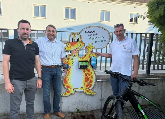 Bürgermeister Andreas Straßer, Umweltgemeinderat Herbert Stadlmann und GGR Wolfgang Sinhuber vor der neuen E-Bike-Ladestation. | Foto: Marktgemeinde Echsenbach