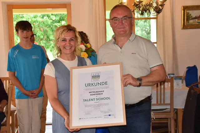 Direktorin Irene Seier und der ehemalige Direktor-Stellvertreter Herbert Weber präsentierten die Urkunde. | Foto: MeinBezirk/Michael Strini