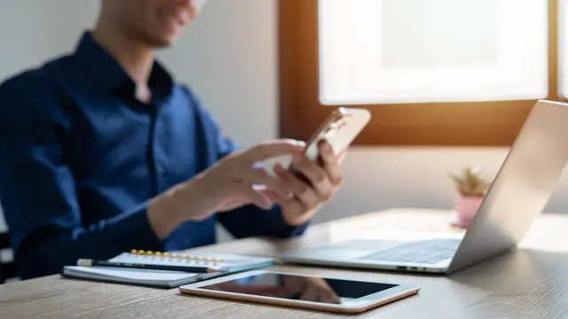 Wer sichtbar bleiben möchte, muss auf vielen Kanälen präsent sein. Die mehrfache Erstellung und Veröffentlichung von Inhalten kostet jedoch oft wertvolle Zeit und zusätzliche Ressourcen. Die MeinBezirk-App schafft Abhilfe. | Foto:  Thanadon88/adobestock.com