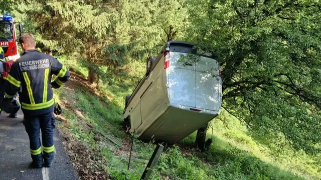 Transporter überschlägt sich in steiler Hanglage – Baum verhindert Schlimmeres
