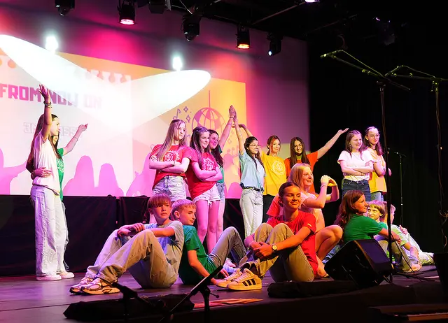 Gans schön bunt ging es da auf der Bühne im Festsaal zu. | Foto: Musikmittelschule Eibiswald