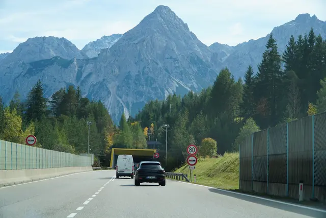 Aufgrund von Versammlungen von Bürgerinitiativen kommt es am 27. Juni zu einer rund zweistündigen Sperre der Fernpassroute. Auch die Hahntennjochestraße ist betroffen. | Foto: Archiv/Reichel