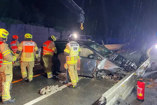 Nach einem nächtlichen Unfall im Baustellenbereich der A12 bei Wattens kam ein Pkw nach der Kollision mit einer Betonleitschiene quer auf der Fahrbahn zum Stillstand. Zwei Insassen wurden verletzt und ins Krankenhaus Hall gebracht. | Foto: ZOOM.TIROL