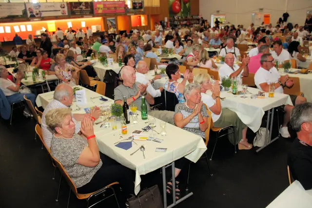 Volles Haus in der Kirschenhalle in Hitzendorf  | Foto: Cescutti