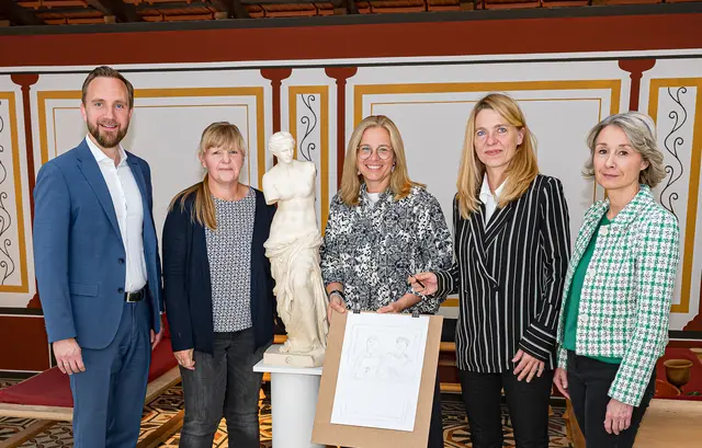 Stadtrat Martin Oberndorfer, Michaela Greisinger vom Welser Stadtmuseum, Vizebürgermeisterin Christa Raggl-Mühlberger sowie die Leiterinnen der Galerie der Stadt, Karin Zorn und des Stadtmuseums, Ingeborg Micko. | Foto: Stadt Wels