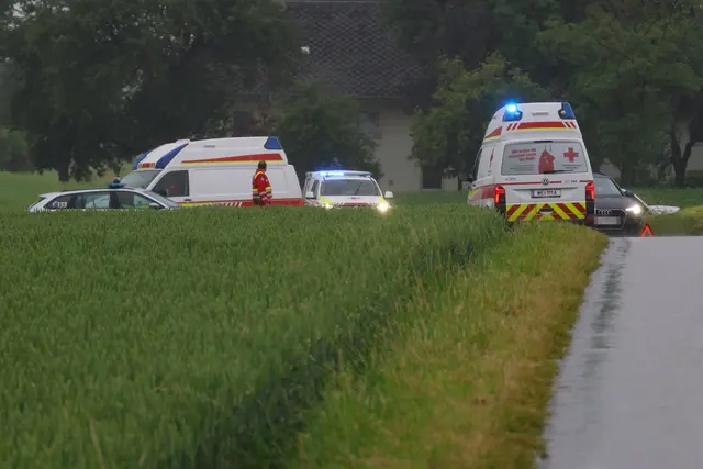 Nach einem Kreuzungscrash in Sattledt landen beide Unfallfahrzeuge im angrenzenden Feld.