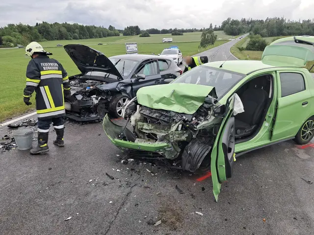 Die beiden PKW wurden durch den Crash schwer beschädigt. | Foto: FF Vitis