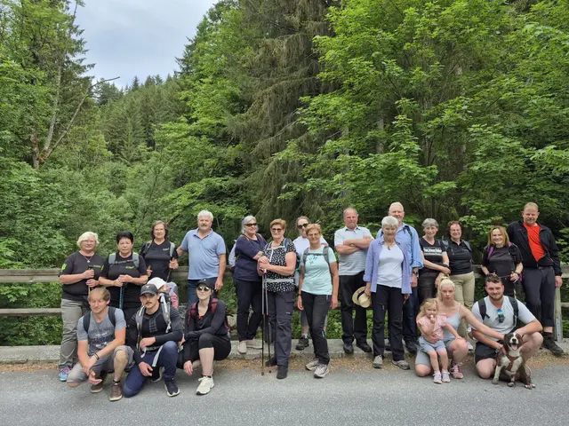 Zwei Gruppen von VP-Frauen auf Wandertour
