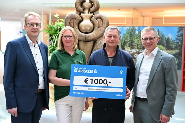 Die Waldviertler Sparkasse unterstützt den Benefizverein Waldviertel mit 1.000 Euro. Im Bild Vorstand Peter Hochleitner, Kassierin Regina Waringer, Obmann Willi Stöcklhuber und Vorstand Johannes Scheidl | Foto: privat