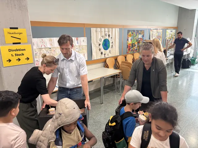 Auch im Gang der Volksschule gab's Eis. | Foto: Mathias Kautzky/MeinBezirk