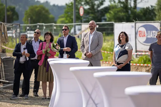 Von links: Hans-Robert Parzer, Arnold Mayrhofer, Doris Edtbauer, Tim Stückemann, Michael Ludwig, Bürgermeisterin Maria Hagenauer. | Foto: Max Habich