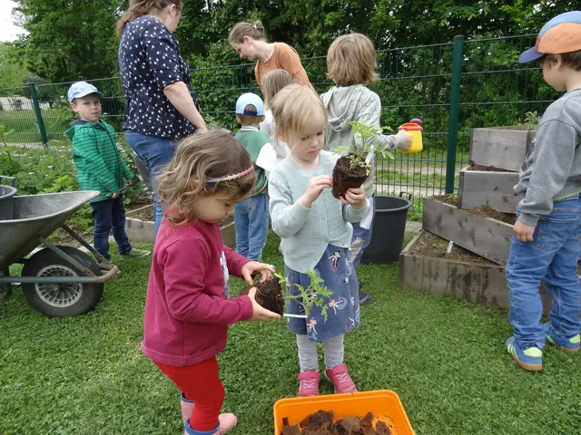 Auch Johanna (2) und Klara (4) haben bei der Pflanzaktion tüchtig geholfen. | Foto: Kindergarten Haidershofen