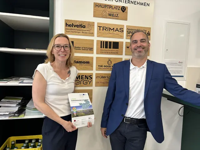 Veranstaltungsleiterin Tanja Friess mit Gerald Friedrich vom Studienzentrum Weiz. | Foto: MeinBezirk/Helmut Riedl