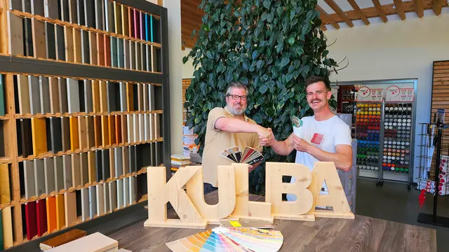 Mario Rucker von Kulba Farben Lacke Holzschutz übergab an David Kainz die Gutscheine. | Foto: Kulba