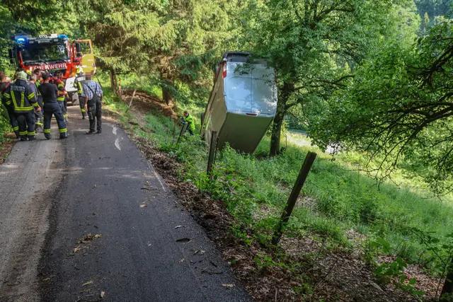 Der Baum in der steilen Böschung hat vermutlich einen Absturz über die Hanglage verhindert. Der Transporter wäre sonst höchstwahrscheinlich rund 150 Meter abgestürzt.  | Foto: laumat.at/Matthias Lauber