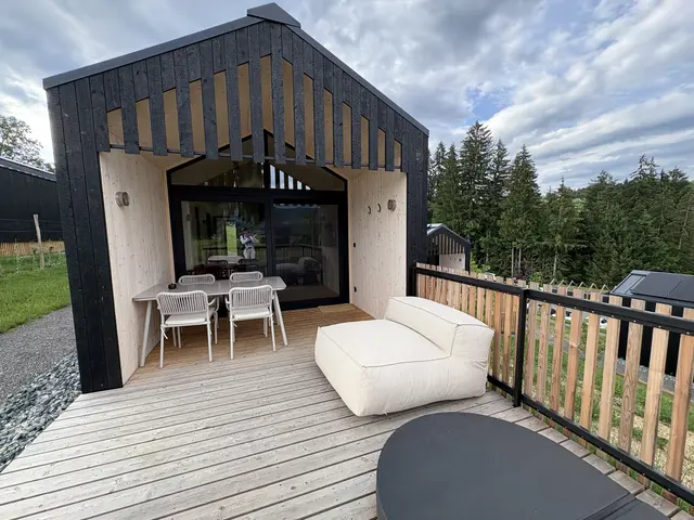 Sehr einladend: Die Terrasse der "Hapfn" mit integriertem Badefass. | Foto: MeinBezirk/Susanne Veronik