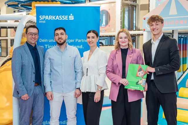 Simon Klotz, Firmenkundenbetreuer, Ahmet und Emine Yuvanc von Playtopia sowie die beiden JugendbetreuerInnen Nadine Schmid und Sandro Waibl. | Foto: Sparkasse Imst/Brabetz